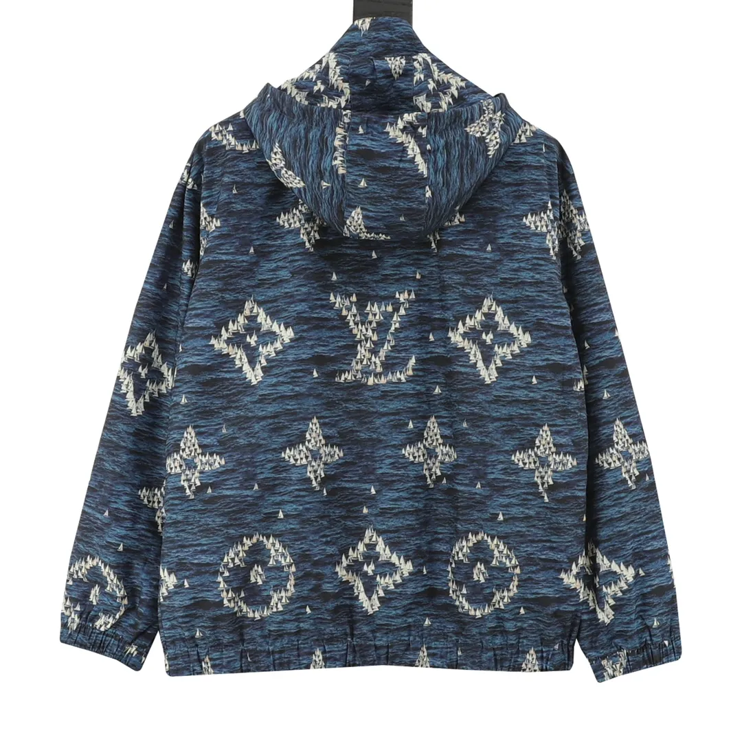 🅿️570 Louis Vuitton/Louis Vuitton sailing print windproof jacket, originally purchased and developed for 25300, customized polyester fiber fabric, with excellent wrinkle resistance and shape retention, and technological windproof and waterproof functions. It is knitted by twisted threads on a warp and weft spinning machine. After the full-width Damier Monogram pattern is processed by image software, the computer control system sprays the printing ink directly onto the fabric through the nozzle of the inkjet printer as required to form a pattern, which is perfectly integrated into the fabric fibers. The semi-finished product printing that is connected before and after the printing positioning is very material-consuming, such as alignment typesetting and cutting, infrared laser positioning and cutting, manual positioning and manual cutting, and full-body grid-on-grain laser alignment cutting. The alignment cutting rate is extremely high. Mold customization of zippers, bells, chains and other hardware. Size: XS-L